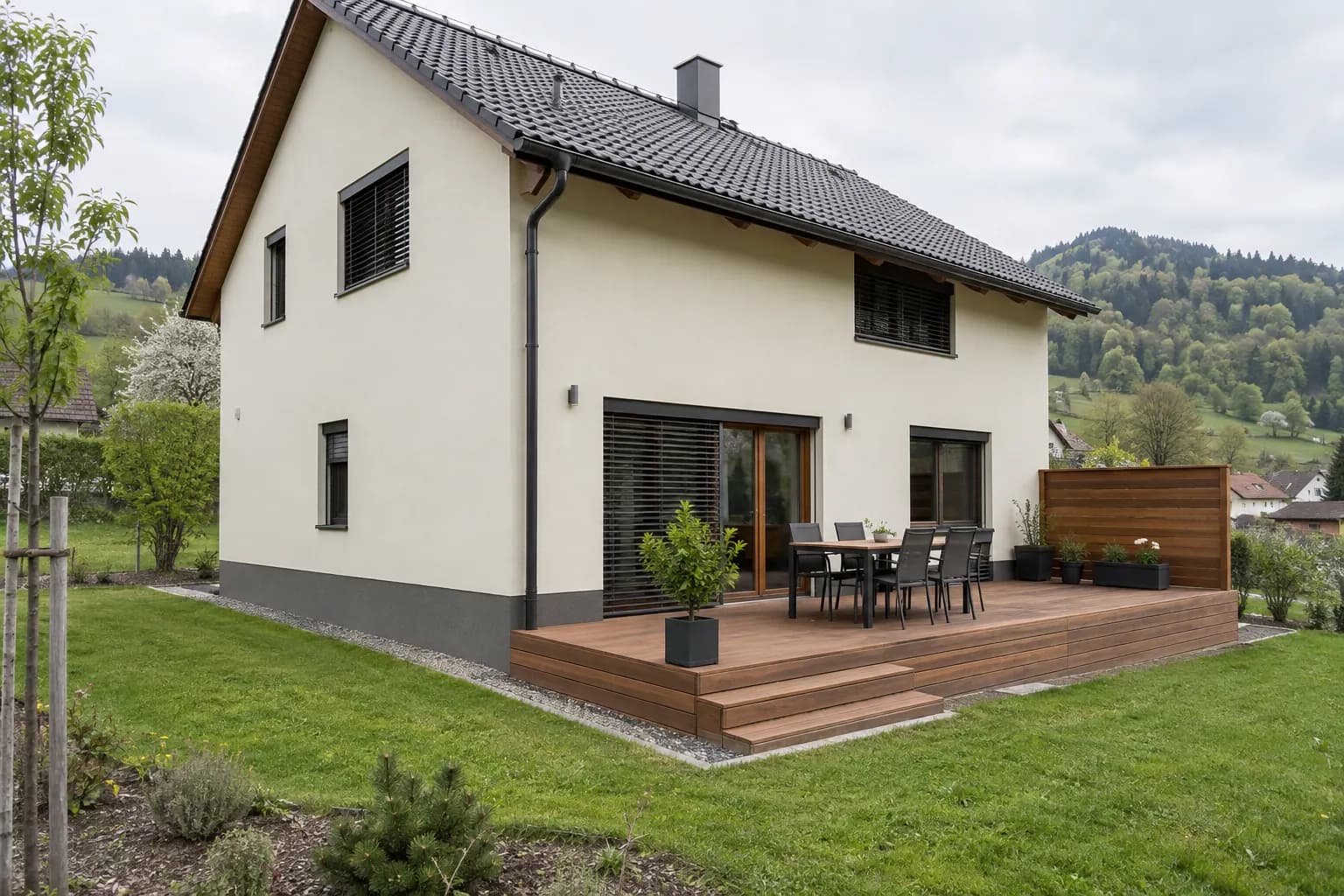 Hotová fasáda a dřevěná terasa rodinného domu